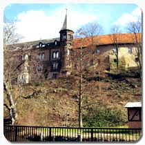 Schloss Ilsenburg: Der im Stil der Neoromanik errichtete Bau war bis 1945 im Besitz der Fürsten zu Stolberg-Wernigerode. Seit 2005 ist die Stiftung Kloster Ilsenburg Eigentümer des Schlosses. (Quelle: Wikipedia.de)